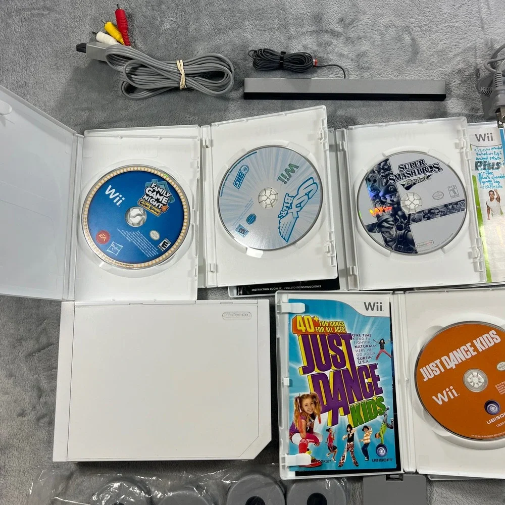 Nintendo Wii Bundle White Console 6‎ Games 2 Remotes Nunchucks Balance Board